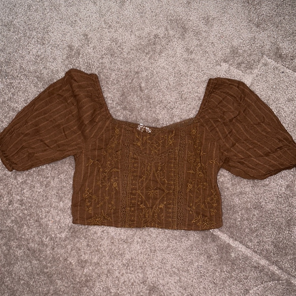 Cropped, puffy mid sleeve, brown shirt from American eagle